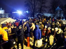 В ночь с 18 на 19 января 2017 г. Великий Новгород. Организованное массовое зимнее купание на берегу реки Волхов. Фото Игоря Белова
