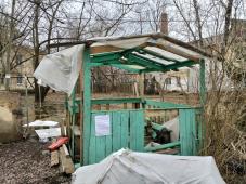 Великий Новгород, ул. Радистов, д.25.  Незаконно установленное временное сооружение. Ведётся розыск собственника